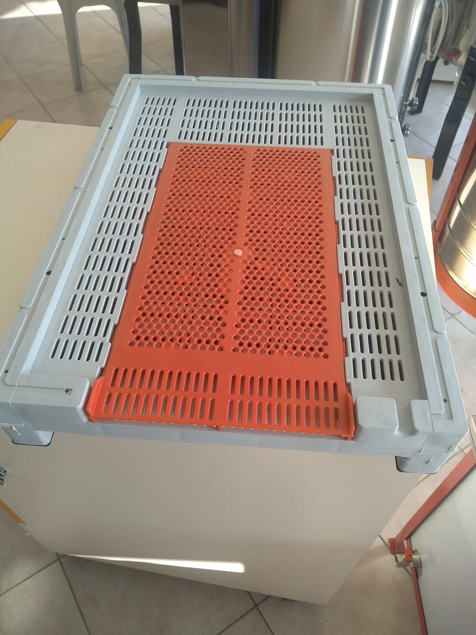8 Çıtalı Plastik Kovan Tabanı – Bozok Arıcılık
